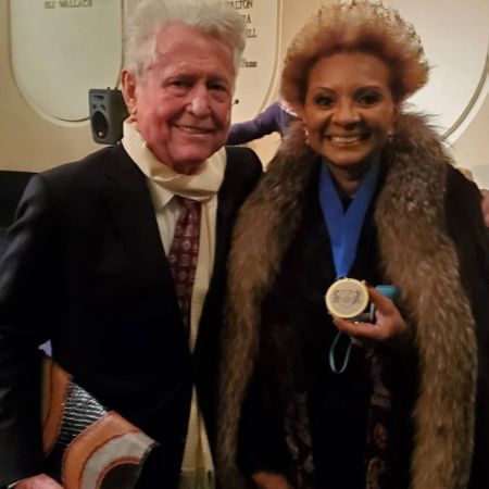 Leslie Uggams is posing with her medal as Grahame Pratt is standing next to her.